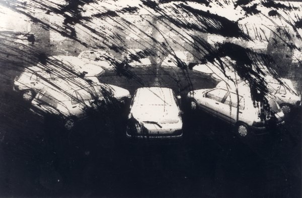 Voitures disposées en rosace. Image avec rayures. Noir et blanc.