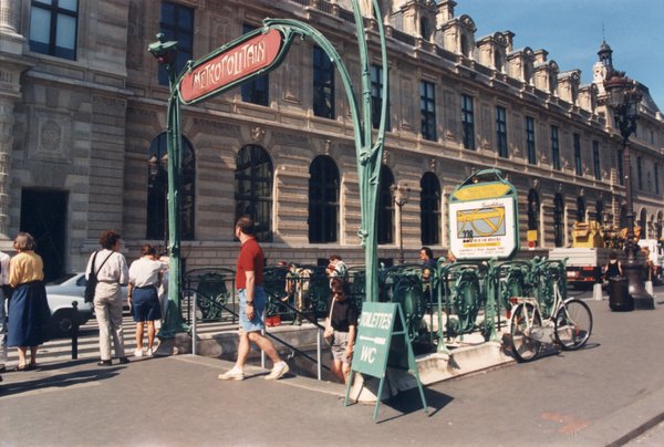 Station de métro Guimard à Paris devant le palais du Louvre.
