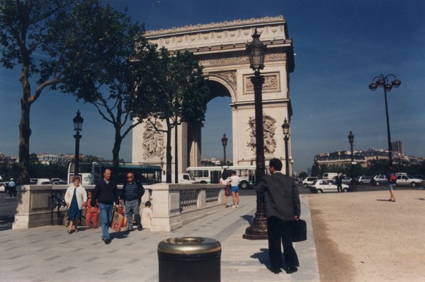 Sortie du métro Étoile et l’Arc de triomphe.