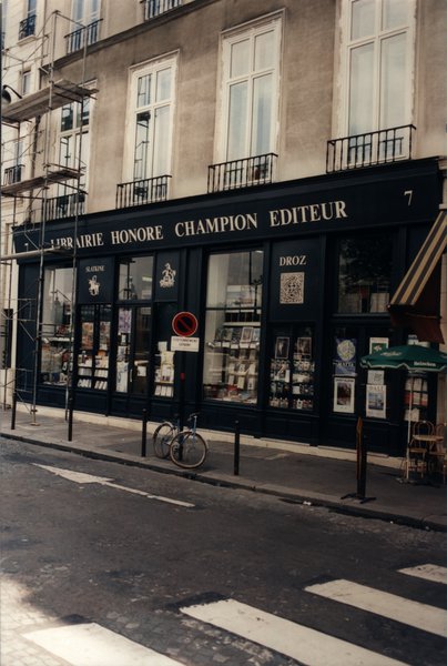 Devanture de l’éditeur et libraire Honoré Champion dans une rue parisienne.