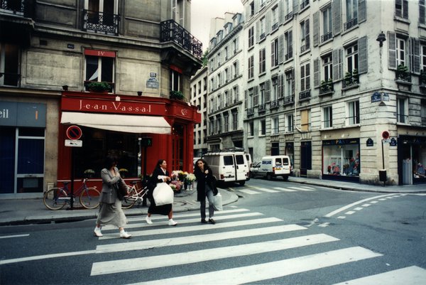 Rue parisienne avec devanture du fleuriste : Jean Vassal,  et passage piéton.