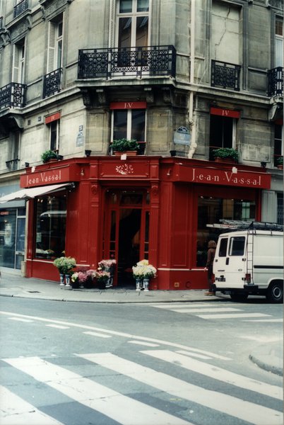 Devanture du fleuriste Jean Vassal au coin d’une rue parisienne.