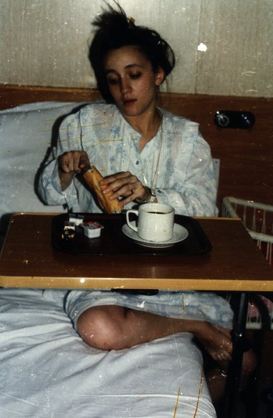 Femme au lit avec un plateau de petit-déjeuner.ᴬᴵ