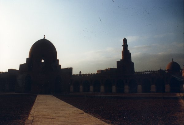 Terrasse avec coupoles et minarets.