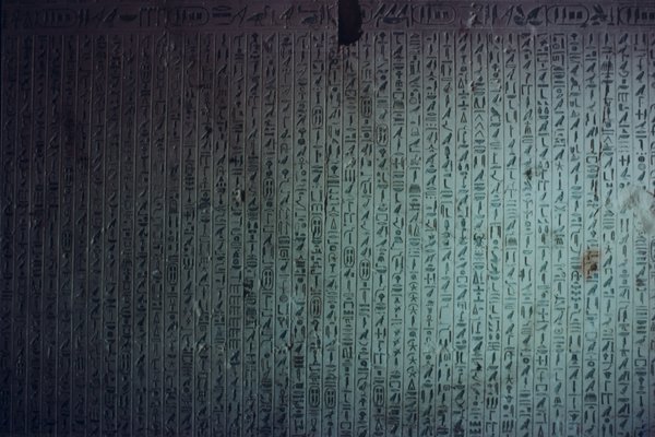 Stèle avec hiéroglyphes.