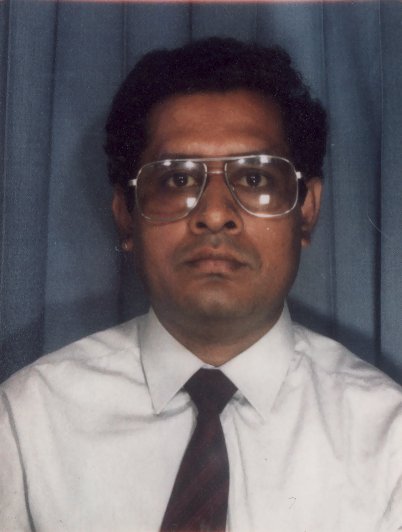 Visage d’homme à lunette avec une chemise et une cravate