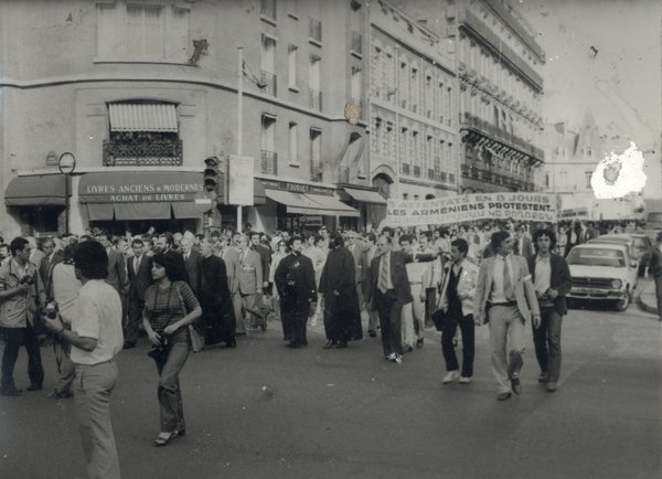 Foule dans la rue. Noir et blanc.