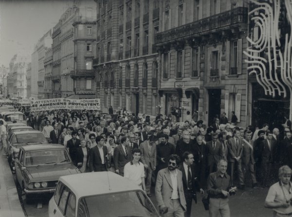 Foule avec manifestants dans la rue. Noir et blanc.