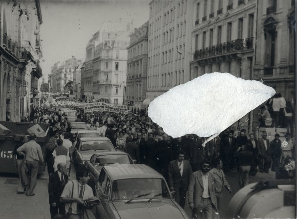 Rue avec manifestants.