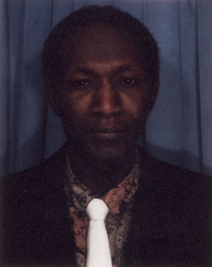 Visage d’homme avec costume et cravate blanche.