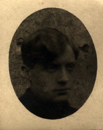 Portrait ovale d'un jeune homme. Noir et blanc.ᴬᴵ