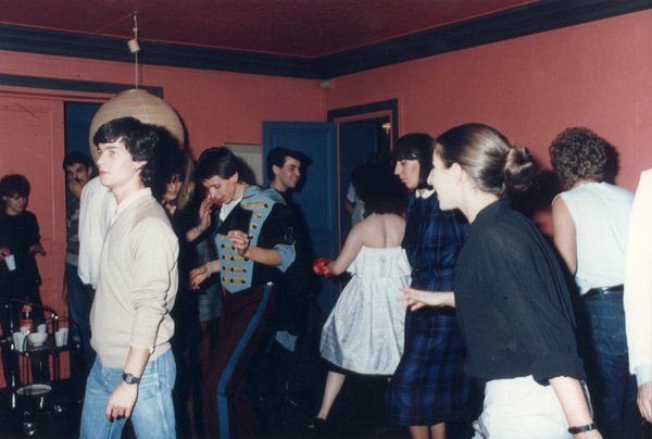 Intérieur d’appartement avec jeunes gens en train de danser.