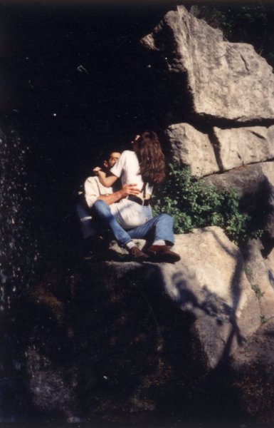 Homme et femme enlacés dans des rochers.