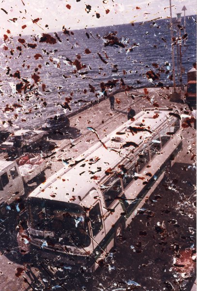 Car touristique sur une jetée, la mer en arrière-plan. Image avec rayures.