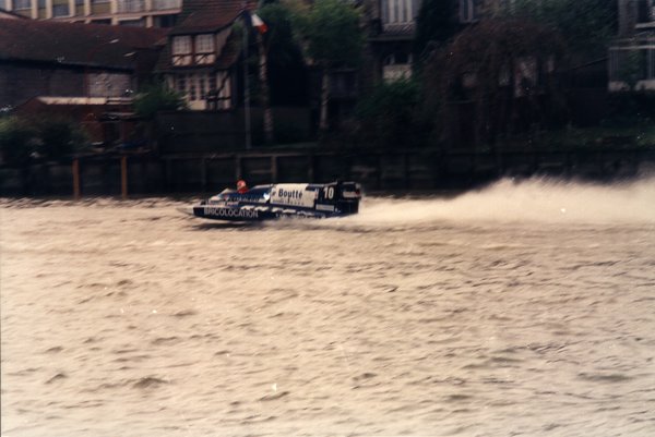 Bateau de course numéro 10 (Bricolocation) devant des maisons à colombages.ᴬᴵ