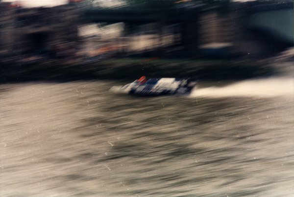 Bateau de course très flou, effet de mouvement prononcé.ᴬᴵ