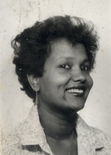 Visage de femme brune souriante. Noir et blanc.