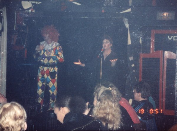 Scène avec une femme devant un micro.