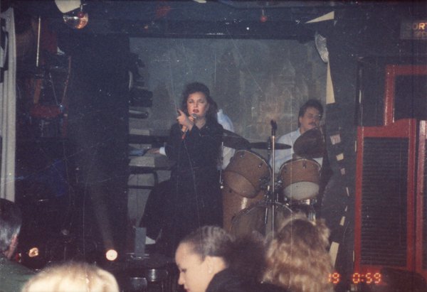 Transformiste en Edith Piaf sur une scène face à un public.