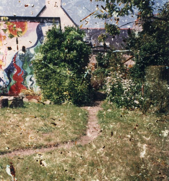 Fresque murale dans un jardin.