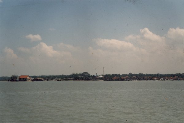 Etendue d’eau et côte en arrière-plan.