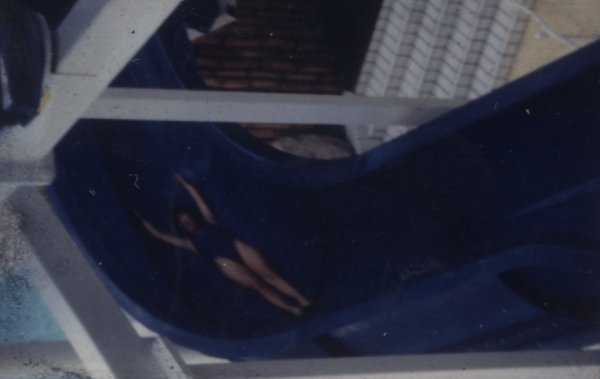 Nageuse en descente dans un toboggan à eau.