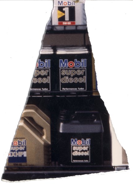 Bidons de Super Diesel de marque Mobile. Fragment.