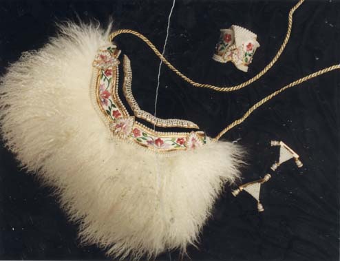 Sac brodé et bijoux.
