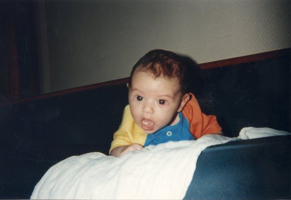 Visage de bébé la bouche ouverte.