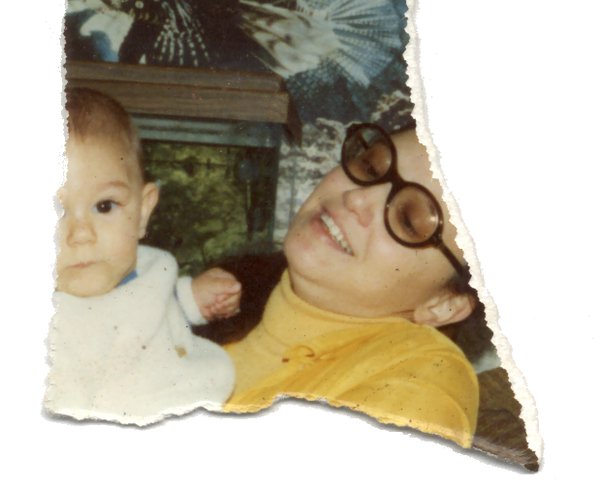 Femme à lunettes fumée avec un bébé dans les bras. Image déchirée. Fragment.