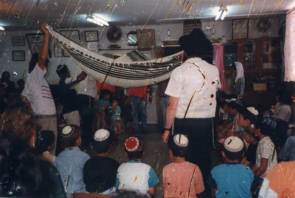 Tissu porté en hauteur pour un rituel judaïque dans une école juive.
