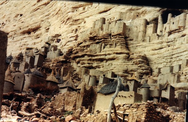 Village Dogon en pisé au pied de la falaise de Bandiagara (Mali).