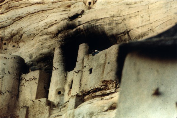 Village Dogon en pisé au pied de la falaise de Bandiagara (Mali).