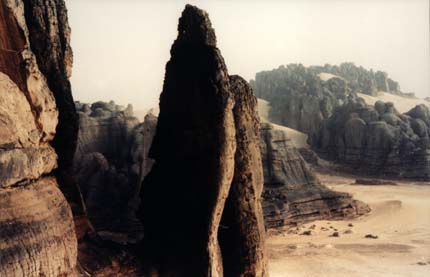 Montagnes rocheuses et étendue de sable.