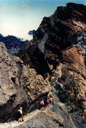 Chemin de crête et randonneurs.