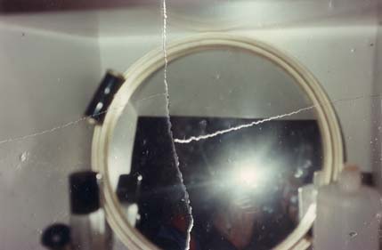 Miroir rond. Image déchirée reconstituée.